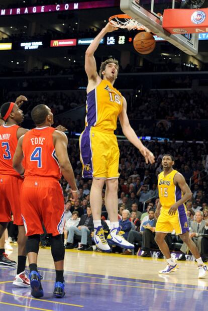 Pau Gasol encesta la bola durante el derbi en el que se han enfrentado los Lakers y los Clippers de Los Angeles (112- 104).