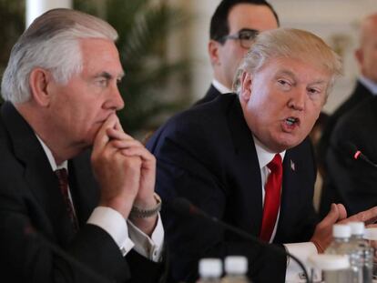 Trump y su secretario de Estado, Rex Tillerson, el viernes en Florida