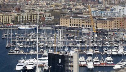 Embarcacions de luxe al port de Barcelona.