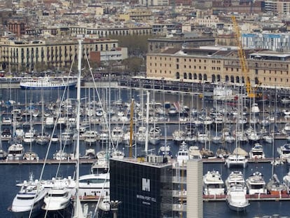 Embarcacions de luxe al port de Barcelona.