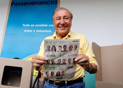 El candidato posa con la boleta electoral antes de votar en Bucaramanga, el 29 de mayo de 2022.