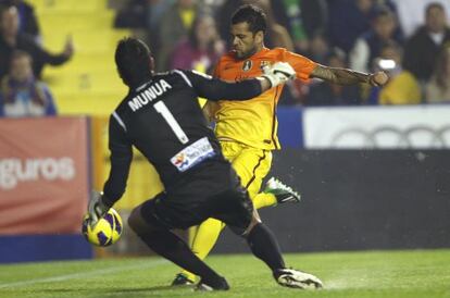 Dani Alves, durante el partido ante el Levante