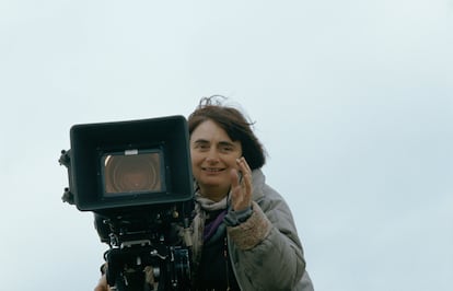La directora Agnès Varda en 1985, en el rodaje de 'Sin techo ni ley'.