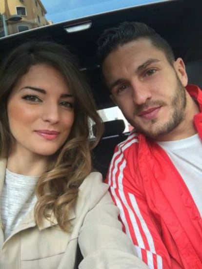 Con su novia, Beatriz Espejel, en una foto publicada en la cuenta de Twitter del futbolista.