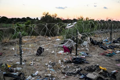 Pertenencias dejadas por migrantes en un camino de terracería cerca del Río Grande.