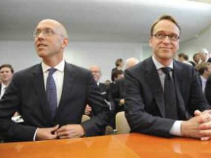 El miembro del Consejo Ejecutivo del Banco Central Europeo (BCE), Joerg Asmussen (i), y el presidente del Bundesbank, Jens Weidmann, en Karlsruhe (Alemania). EFE/Archivo