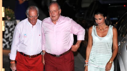 El rey Juan Carlos, con el empresario Josep Cusí y la esposa de este, Inés Muiños, en Palma de Mallorca en agosto de 2010. 