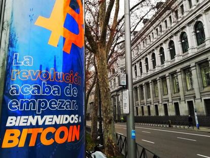 Publicidad de criptomonedas junto a la sede del Banco de España en Madrid, el pasado enero.
