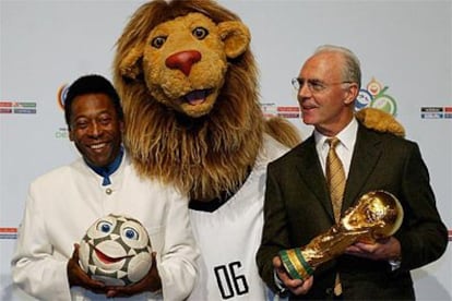 Las mascotas del Mundial 2006, con Pelé y Beckenbauer.