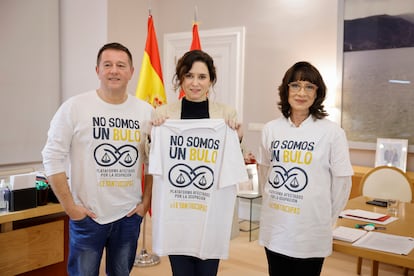 La presidenta de la Comunidad de Madrid, Isabel Díaz Ayuso (c), en la reunión que ha mantenido con representantes de la Plataforma de Afectados por la Ocupación, hoy martes en la Real Casa de Correos.