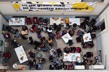 Interior del nuevo edificio ocupado de la calle de Alberto Bosch, donde el domingo pasado se servía comida y bebida.