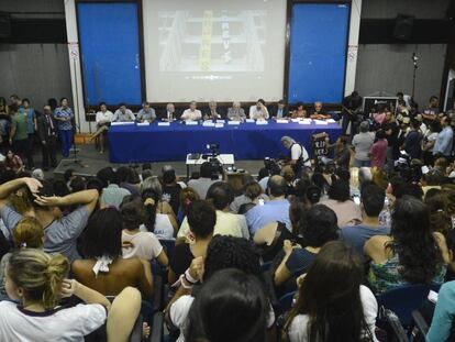  Professores durante assembleia no Rio, em 2017.