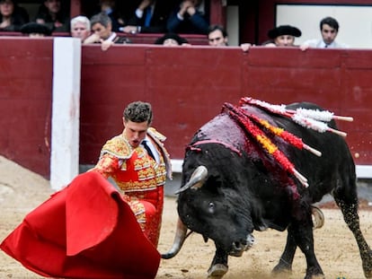 Adrien Salenc, por bajo ante su primer toro.