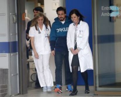 Fernando Alonso sale del Hospital General de Cataluña el pasado domingo.