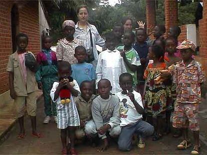 Cooperantes españoles de la ONG Cerca y Lejos, con niños de Camerún.