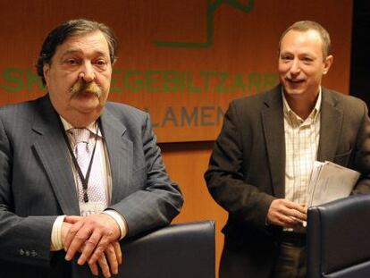 Porres (a la izquierda), ayer en la Cámara con el parlamentario de EA, Juanjo Agirrezabala.
