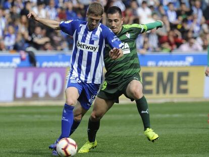 Darko y Charles se disputan el balón en el Alavés-Eibar de este sábado.