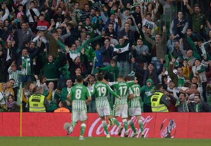 La afición bética celebra el gol de Canales al Valencia. 