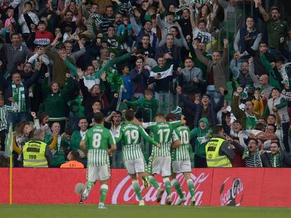 La afición bética celebra el gol de Canales al Valencia. 