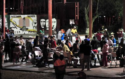 Familiares y amigos esperan a los estudiantes en la escuela de Ayotzinapa. "Se los llevaron y nos los tienen que devolver. No me voy a ir de aquí sin mi hijo".