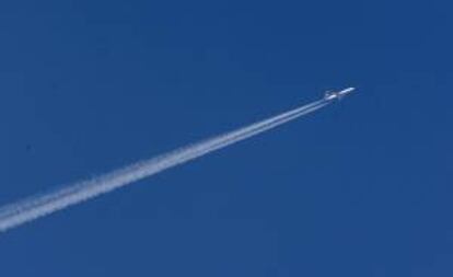 Un avión sobrevuela el cielo europeo