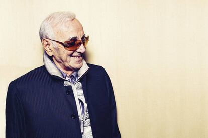 Charles Aznavour posa para ICON con gafas mezcla de esquiador y Phil Spector y plumas bajo el abrigo.