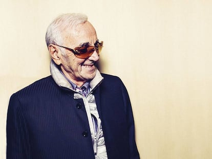 Charles Aznavour posa para ICON con gafas mezcla de esquiador y Phil Spector y plumas bajo el abrigo.