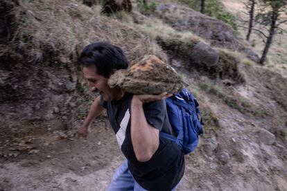 En el ascenso al Cerro de las Cruces, la tradición dicta que los primerizos deben cargar una piedra para poner entre el montón de rocas y crucifijos que corona el cerro. Algunas personas que han hecho la peregrinación muchas veces siguen haciéndolo, y antes de dejarla, la frotan sobre su cuerpo a manera de limpia.