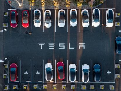 Aparcamiento de la fábrica de Tesla en Fremont (California), el 10 de febrero.