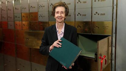 Margarita Salas, durante la apertura del legado que depositó hace diez años en la Caja de las Letras del Instituto Cervantes: el primero de los cuadernos con las investigaciones genéticas que realizó en Nueva York por encargo del premio Nobel de Medicina Severo Ochoa en 1964.