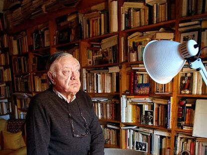 "Los poetas no aspiramos a tener muchos lectores, sino los mejores", dice Antonio Martínez Sarrión.