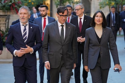 El presidente de la Generalitat, Salvador Illa, junto al ministro de Interior, Fernando Grande-Marlaska, y la consejera del Interior, Núria Parlon, en la Junta de Segurida de Cataluña, el pasado 5 de diciembre.