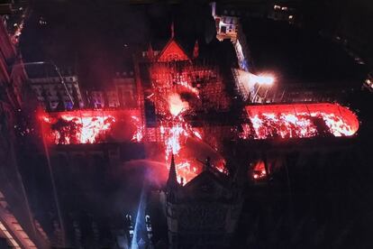 Fotografía realizada con un dron de la Policía francesa y subida a Twitter por el periodista Alexandre Fremont.