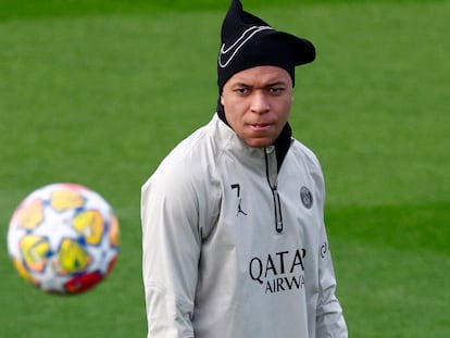 Kylian Mbappé durante el entrenamiento con el PSG, este martes en París.