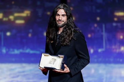 El cineasta Oliver Laxe recibe el galardón en Cannes.