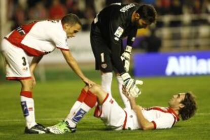 Los jugadores del Rayo, durante el partido de Copa ante el Valencia