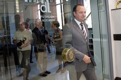 José Joaquín Ripoll, el pasado julio, sale de la Diputación de Alicante tras dejar la presidencia de la institución.