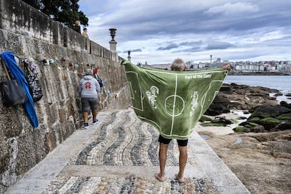 Un bañista en la playa de Riazor.