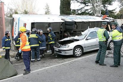 Estado en el que ha quedado el autobús que ha volcado esta tarde en un desvío de la carretera de A Coruña.