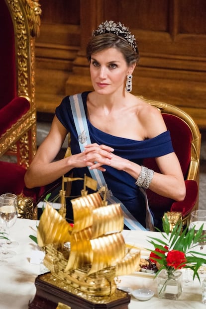 En esta imagen se ven las pulseras de Cartier que se han convertido en las favoritas de la Reina del joyero real que ha heredado.