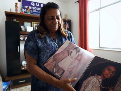 Marinete Silva, mãe de Marielle, mostra álbum da filha em cena do documentário que será lançado na próxima semana.