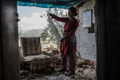 Ramila es comadrona del la comunidad de Sanagaum. Camila buscando sus pertenencias entre las ruinas de su casa encuentra la foto de casamiento de su hija. 70% de las casas de Sanagaum Village se derrumbó cuando un terremoto de magnitud 7,8 en la escala de Richter golpeó Nepal el sábado 25 de abril 2015.