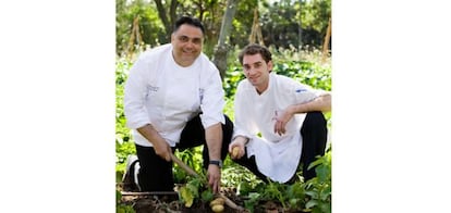 El chef Jordi Bataller y su segundo de cocina posan en el huerto ecológico del hotel