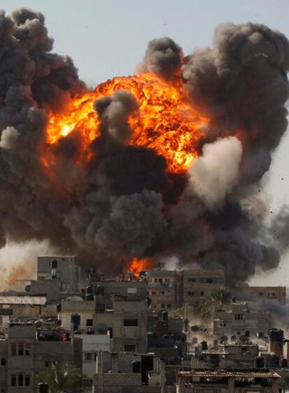 Explosión tras un ataque aéreo israelí sobre Rafah, en el sur de la franja de Gaza.