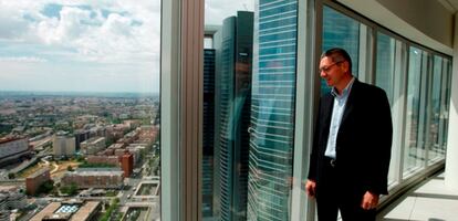 El alcalde de Madrid, Alberto Ruiz-Gallardón, hoy en el piso 42 de la Torre Espacio de la Castellana.