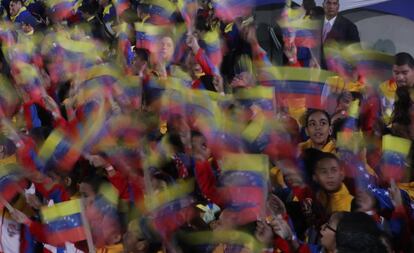 Venezolanos asisten a la ceremonia investidura del presidente de Venezuela, Nicolás Maduro, para un segundo período de gobierno que lo mantendrá en el poder hasta el año 2025, en Caracas (Venezuela).