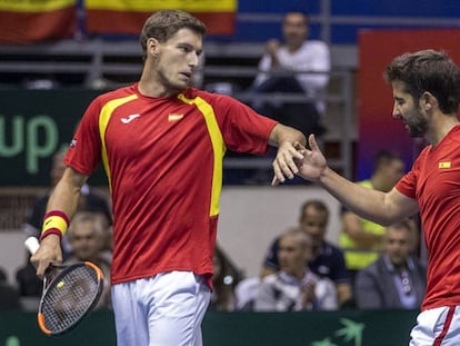 Carre&ntilde;o y Marc L&oacute;pez, durante el partido de dobles en Belgrado.