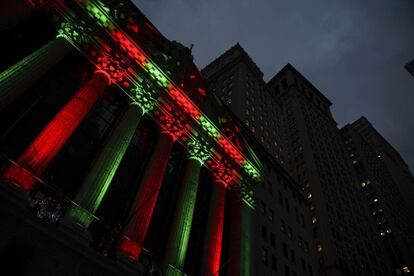 La Bolsa de Nueva York iluminada con la luz roja y verde de los días festivos.