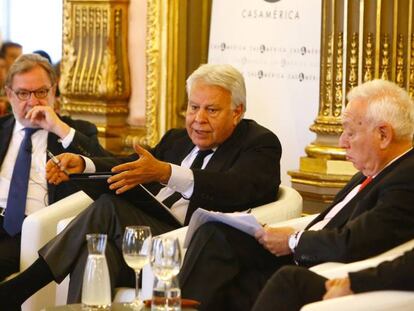Cebrián, González, García-Margallo y Luis Vicente, durante el coloquio.