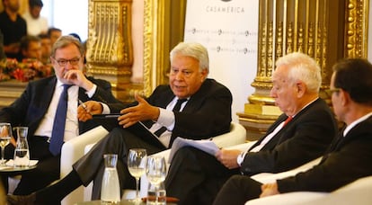 Cebrián, González, García-Margallo y Luis Vicente, durante el coloquio.